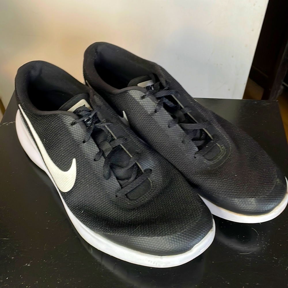 EUC Mens Black and White Nike Flex